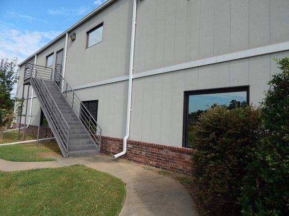 2 Country Club Cir, Maumelle, AR 72113